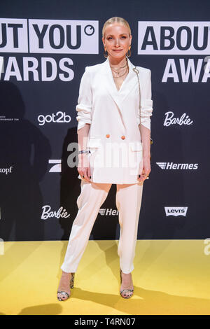 18. April 2019, Bayern, Grünwald: Janine Ullmann, TV-Moderatorin, bei der Präsentation der "über Sie" Auszeichnungen für die social media Persönlichkeiten des Jahres in der Bavaria Film Stadt. Foto: Matthias Balk/dpa Stockfoto