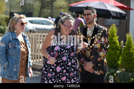 Crawley, Sussex, UK. 19 Apr, 2019. Zuschauer genießen Sie den Sonnenschein auf der Welt Murmeln Meisterschaft an der Greyhound pub Tinsley Green in der Nähe von Crawley in Sussex. Die jährliche Veranstaltung wurde am Karfreitag jedes Jahr seit den 1930er Jahren und ist offen für Spieler aus der ganzen Welt: Simon Dack/Alamy leben Nachrichten Stockfoto