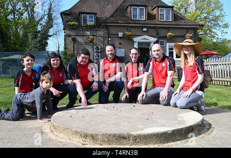 Crawley, Sussex, UK. 19 Apr, 2019. Die Swansea Bay Packers Team an der Welt Murmeln Meisterschaft an der Greyhound pub Tinsley Green in der Nähe von Crawley in Sussex. Die jährliche Veranstaltung wurde am Karfreitag jedes Jahr seit den 1930er Jahren und ist offen für Spieler aus der ganzen Welt: Simon Dack/Alamy leben Nachrichten Stockfoto