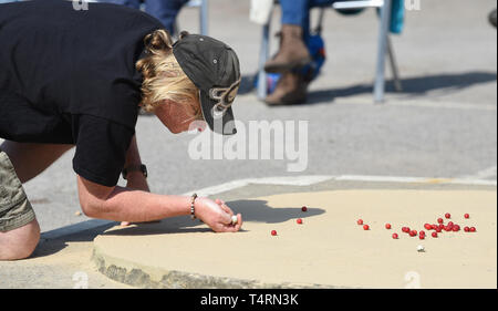 Crawley, Sussex, UK. 19 Apr, 2019. Aktion in der heißen, sonnigen Wetter auf der Welt Murmeln Meisterschaft an der Greyhound pub Tinsley Green in der Nähe von Crawley in Sussex. Die jährliche Veranstaltung wurde am Karfreitag jedes Jahr seit den 1930er Jahren und ist offen für Spieler aus der ganzen Welt: Simon Dack/Alamy leben Nachrichten Stockfoto