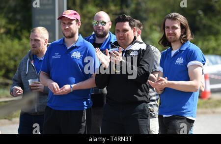 Crawley, Sussex, UK. 19 Apr, 2019. Teams genießen Sie das heiße Wetter und Maßnahmen auf der Welt Murmeln Meisterschaft an der Greyhound pub Tinsley Green in der Nähe von Crawley in Sussex statt. Die jährliche Veranstaltung wurde am Karfreitag jedes Jahr seit den 1930er Jahren und ist offen für Spieler aus der ganzen Welt: Simon Dack/Alamy leben Nachrichten Stockfoto