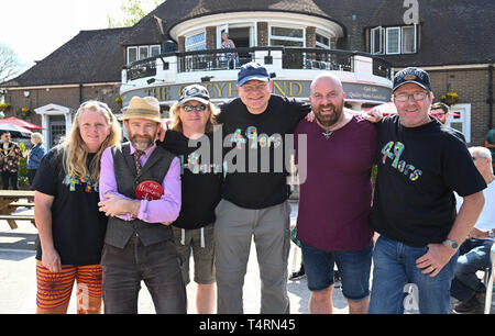 Crawley, Sussex, UK. 19 Apr, 2019. Die Handcross 49ers-Team in der Welt Murmeln Meisterschaft konkurrieren statt an der Greyhound pub Tinsley Green in der Nähe von Crawley in Sussex. Die jährliche Veranstaltung wurde am Karfreitag jedes Jahr seit den 1930er Jahren und ist offen für Spieler aus der ganzen Welt: Simon Dack/Alamy leben Nachrichten Stockfoto