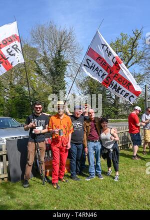 Crawley, Sussex, UK. 19 Apr, 2019. Die 50 Vier Shack Shakers in der Welt Murmeln Meisterschaft an der Greyhound pub Tinsley Green in der Nähe von Crawley in Sussex. Die jährliche Veranstaltung wurde am Karfreitag jedes Jahr seit den 1930er Jahren und ist offen für Spieler aus der ganzen Welt: Simon Dack/Alamy leben Nachrichten Stockfoto