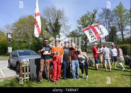 Crawley, Sussex, UK. 19 Apr, 2019. Die 50 Vier Shack Shakers in der Welt Murmeln Meisterschaft an der Greyhound pub Tinsley Green in der Nähe von Crawley in Sussex. Die jährliche Veranstaltung wurde am Karfreitag jedes Jahr seit den 1930er Jahren und ist offen für Spieler aus der ganzen Welt: Simon Dack/Alamy leben Nachrichten Stockfoto