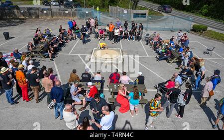 Crawley, Sussex, UK. 19 Apr, 2019. Aktion aus der Welt Murmeln Meisterschaft an der Greyhound pub Tinsley Green in der Nähe von Crawley in Sussex. Die jährliche Veranstaltung wurde am Karfreitag jedes Jahr seit den 1930er Jahren und ist offen für Spieler aus der ganzen Welt: Simon Dack/Alamy leben Nachrichten Stockfoto