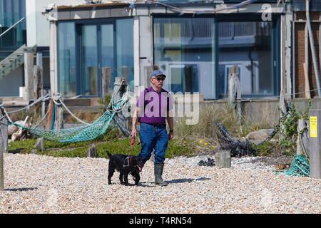 Sturz, East Sussex, UK. 19 Apr, 2019. Einen warmen und sonnigen Start in den Feiertag Wetter an der Südostküste mit Temperaturen um 24 c in einigen Teilen des Landes nicht überschreiten. Camber Sands in East Sussex ist voll von Menschen, die auf den schönen Tag. Credit: Paul Lawrenson 2019, Foto: Paul Lawrenson/Alamy leben Nachrichten Stockfoto