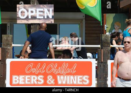 Sturz, East Sussex, UK. 19 Apr, 2019. Einen warmen und sonnigen Start in den Feiertag Wetter an der Südostküste mit Temperaturen um 24 c in einigen Teilen des Landes nicht überschreiten. Camber Sands in East Sussex ist voll von Menschen, die auf den schönen Tag. Credit: Paul Lawrenson 2019, Foto: Paul Lawrenson/Alamy leben Nachrichten Stockfoto