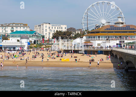 Bournemouth, Dorset, Großbritannien. 19 Apr, 2019. UK Wetter: heiß und sonnig wie vsitors Kopf ans Meer das Wetter in Bournemouth Strände für die Osterferien und Strände zu genießen verpackt erhalten. Credit: Carolyn Jenkins/Alamy leben Nachrichten Stockfoto