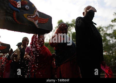 Kathmandu. 19 Apr, 2019. Anhänger sind während der Baishak Asnan Festival in Kathmandu, Nepal am 19 April, 2019 gesehen. Es wird angenommen, dass ein heiliges Bad an diesem Tag reinigt man geistig und macht ihn von Hautkrankheiten. Credit: Sulav Shrestha/Xinhua/Alamy leben Nachrichten Stockfoto