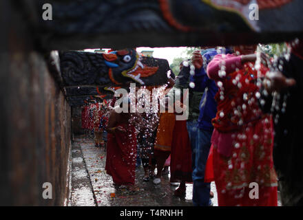 Kathmandu. 19 Apr, 2019. Anhänger nehmen heiliges Bad während der Baishak Asnan Festival in Kathmandu, Nepal am 19. April 2019. Es wird angenommen, dass ein heiliges Bad an diesem Tag reinigt man geistig und macht ihn von Hautkrankheiten. Credit: Sulav Shrestha/Xinhua/Alamy leben Nachrichten Stockfoto