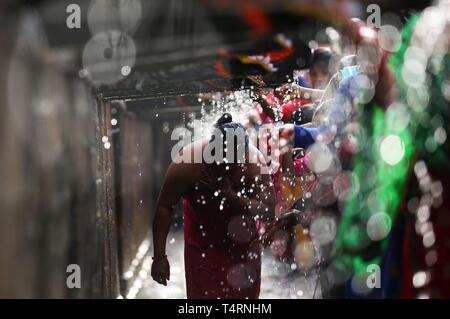 Kathmandu, Nepal. 19 Apr, 2019. Eine nepalesische Frau nimmt heiliges Bad während der Baishak Asnan Festival am Tag des Vollmondes an Balaju, Kathmandu, Nepal, 19. April 2019. Es wird angenommen, dass ein heiliges Bad an diesem Tag reinigt man geistig und macht ihn von Hautkrankheiten. Credit: Sunil Sharma/Xinhua/Alamy leben Nachrichten Stockfoto