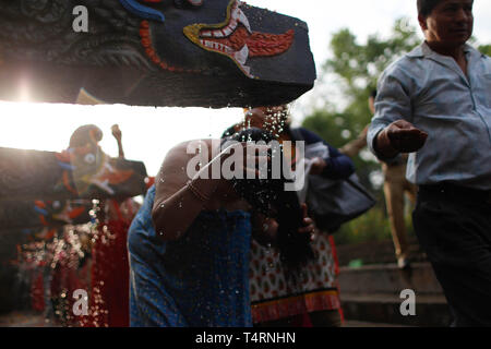 Kathmandu. 19 Apr, 2019. Anhänger nehmen heiliges Bad während der Baishak Asnan Festival in Kathmandu, Nepal am 19. April 2019. Es wird angenommen, dass ein heiliges Bad an diesem Tag reinigt man geistig und macht ihn von Hautkrankheiten. Credit: Sulav Shrestha/Xinhua/Alamy leben Nachrichten Stockfoto