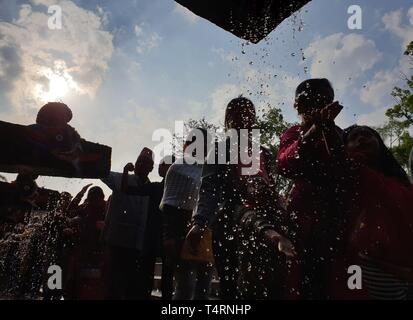 Kathmandu, Nepal. 19 Apr, 2019. Nepalesische Menschen nehmen heiliges Bad während der Baishak Asnan Festival am Tag des Vollmondes an Balaju, Kathmandu, Nepal, 19. April 2019. Es wird angenommen, dass ein heiliges Bad an diesem Tag reinigt man geistig und macht ihn von Hautkrankheiten. Credit: Sunil Sharma/Xinhua/Alamy leben Nachrichten Stockfoto