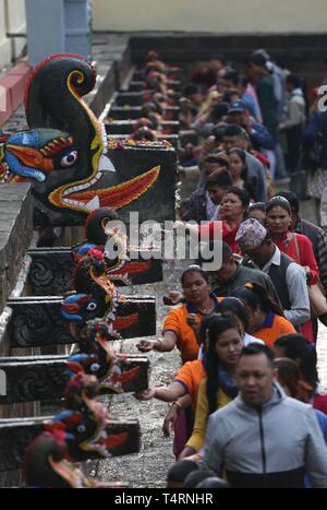 Kathmandu, Nepal. 19 Apr, 2019. Nepalesische Menschen nehmen heiliges Bad während der Baishak Asnan Festival am Tag des Vollmondes an Balaju, Kathmandu, Nepal, 19. April 2019. Es wird angenommen, dass ein heiliges Bad an diesem Tag reinigt man geistig und macht ihn von Hautkrankheiten. Credit: Sunil Sharma/Xinhua/Alamy leben Nachrichten Stockfoto