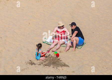 Bournemouth, Dorset, Großbritannien. 19 Apr, 2019. UK Wetter: heiß und sonnig wie vsitors Kopf ans Meer das Wetter in Bournemouth Strände für die Osterferien und Strände zu genießen verpackt erhalten. Credit: Carolyn Jenkins/Alamy leben Nachrichten Stockfoto