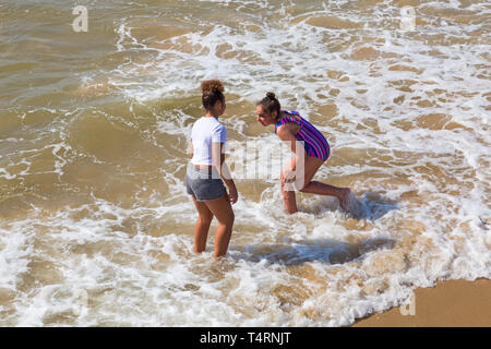 Bournemouth, Dorset, Großbritannien. 19 Apr, 2019. UK Wetter: heiß und sonnig wie vsitors Kopf ans Meer das Wetter in Bournemouth Strände für die Osterferien und Strände zu genießen verpackt erhalten. Credit: Carolyn Jenkins/Alamy leben Nachrichten Stockfoto