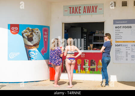 Bournemouth, Dorset, Großbritannien. 19 Apr, 2019. UK Wetter: heiß und sonnig wie vsitors Kopf ans Meer das Wetter in Bournemouth Strände für die Osterferien und Strände zu genießen verpackt erhalten. Credit: Carolyn Jenkins/Alamy leben Nachrichten Stockfoto