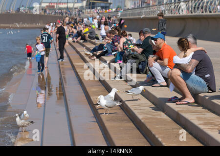 Blackpool, Lancashire. 19. April 2019. UK Wetter. Summer Sizzler Prognose als heißes Wetter über die fylde Coast erwartet. Sonnigen Start in den Tag mit Temperaturen erwartet 20 c+ im Norden zu erreichen - West zu Beginn des Frühling Ostern. Backen Wärme kann dieses Wochenende erwartet werden - mit England und Wales die Besten der Sonne zu sehen. Met Office Meteorologen sagen die Staffelung April Hitze wird durch herrlichen Sonnenschein gefördert werden. Credit: MediaWorldImages/AlamyLiveNews Stockfoto