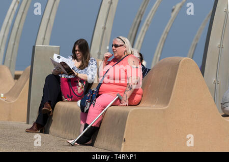 Blackpool, Lancashire. 19. April 2019. UK Wetter. Summer Sizzler Prognose als heißes Wetter über die fylde Coast erwartet. Sonnigen Start in den Tag mit Temperaturen erwartet 20 c+ im Norden zu erreichen - West zu Beginn des Frühling Ostern. Backen Wärme kann dieses Wochenende erwartet werden - mit England und Wales die Besten der Sonne zu sehen. Met Office Meteorologen sagen die Staffelung April Hitze wird durch herrlichen Sonnenschein gefördert werden. Credit: MediaWorldImages/AlamyLiveNews Stockfoto