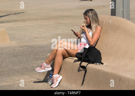 Blackpool, Lancashire. 19. April 2019. UK Wetter. Summer Sizzler Prognose als heißes Wetter über die fylde Coast erwartet. Sonnigen Start in den Tag mit Temperaturen erwartet 20 c+ im Norden zu erreichen - West zu Beginn des Frühling Ostern. Backen Wärme kann dieses Wochenende erwartet werden - mit England und Wales die Besten der Sonne zu sehen. Met Office Meteorologen sagen die Staffelung April Hitze wird durch herrlichen Sonnenschein gefördert werden. Credit: MediaWorldImages/AlamyLiveNews Stockfoto