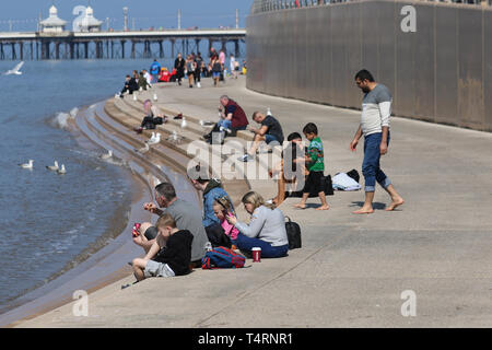 Blackpool, Lancashire. 19. April 2019. UK Wetter. Summer Sizzler Prognose als heißes Wetter über die fylde Coast erwartet. Sonnigen Start in den Tag mit Temperaturen erwartet 20 c+ im Norden zu erreichen - West zu Beginn des Frühling Ostern. Backen Wärme kann dieses Wochenende erwartet werden - mit England und Wales die Besten der Sonne zu sehen. Met Office Meteorologen sagen die Staffelung April Hitze wird durch herrlichen Sonnenschein gefördert werden. Credit: MediaWorldImages/AlamyLiveNews Stockfoto