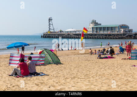 Bournemouth, Dorset, Großbritannien. 19 Apr, 2019. UK Wetter: heiß und sonnig wie vsitors Kopf ans Meer das Wetter in Bournemouth Strände für die Osterferien und Strände zu genießen verpackt erhalten. Credit: Carolyn Jenkins/Alamy leben Nachrichten Stockfoto