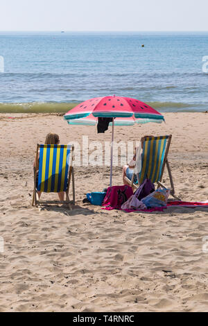 Bournemouth, Dorset, Großbritannien. 19 Apr, 2019. UK Wetter: heiß und sonnig wie vsitors Kopf ans Meer das Wetter in Bournemouth Strände für die Osterferien und Strände zu genießen verpackt erhalten. Credit: Carolyn Jenkins/Alamy leben Nachrichten Stockfoto