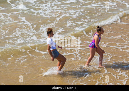 Bournemouth, Dorset, Großbritannien. 19 Apr, 2019. UK Wetter: heiß und sonnig wie vsitors Kopf ans Meer das Wetter in Bournemouth Strände für die Osterferien und Strände zu genießen verpackt erhalten. Credit: Carolyn Jenkins/Alamy leben Nachrichten Stockfoto