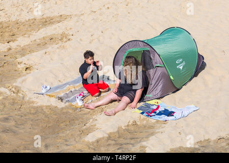 Bournemouth, Dorset, Großbritannien. 19 Apr, 2019. UK Wetter: heiß und sonnig wie vsitors Kopf ans Meer das Wetter in Bournemouth Strände für die Osterferien und Strände zu genießen verpackt erhalten. Credit: Carolyn Jenkins/Alamy leben Nachrichten Stockfoto