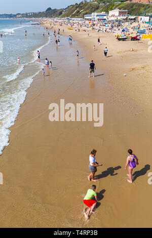 Bournemouth, Dorset, Großbritannien. 19 Apr, 2019. UK Wetter: heiß und sonnig wie vsitors Kopf ans Meer das Wetter in Bournemouth Strände für die Osterferien und Strände zu genießen verpackt erhalten. Credit: Carolyn Jenkins/Alamy leben Nachrichten Stockfoto