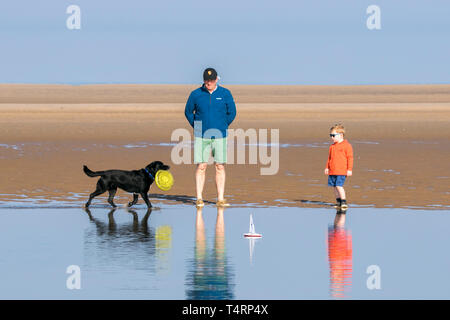 Southport, Merseyside, UK. 19. April 2019. UK Wetter: Karfreitag Feiertag. Die Menschen machen den meisten Ostern Wochenende & herrlich sonnigen warmen Wetter im Frühling durch Spaß in der Sonne auf dem goldenen Sand von Southport Strand in Merseyside. Credit: cernan Elias/Alamy leben Nachrichten Stockfoto