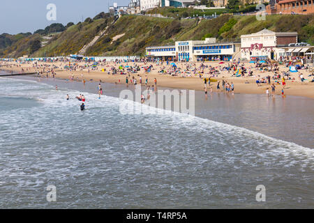 Bournemouth, Dorset, Großbritannien. 19 Apr, 2019. UK Wetter: heiß und sonnig wie vsitors Kopf ans Meer das Wetter in Bournemouth Strände für die Osterferien und Strände zu genießen verpackt erhalten. Credit: Carolyn Jenkins/Alamy leben Nachrichten Stockfoto