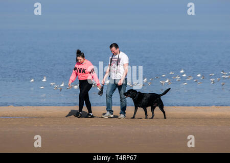 Southport, Merseyside, UK. 19. April 2019. UK Wetter: Karfreitag Feiertag. Die Menschen machen den meisten Ostern Wochenende & herrlich sonnigen warmen Wetter im Frühling durch Spaß in der Sonne auf dem goldenen Sand von Southport Strand in Merseyside. Credit: cernan Elias/Alamy leben Nachrichten Stockfoto