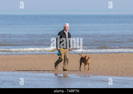 Southport, Merseyside, UK. 19. April 2019. UK Wetter: Karfreitag Feiertag. Die Menschen machen den meisten Ostern Wochenende & herrlich sonnigen warmen Wetter im Frühling durch Spaß in der Sonne auf dem goldenen Sand von Southport Strand in Merseyside. Credit: cernan Elias/Alamy leben Nachrichten Stockfoto