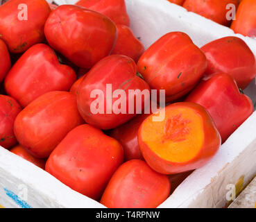 Kaki, tropische Früchte an Vinh Long Obstmarkt angezeigt, Mekong Delta. Die Mehrheit der Vietnamesischen Früchte kommen aus den vielen Obstgärten des Mekon Stockfoto