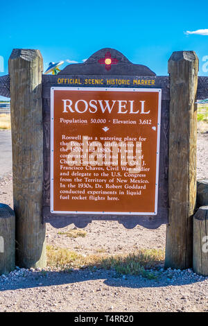 Roswell, NM, USA - 21. April 2018: Eine einladende Schild am Eingang der Stadt Stockfoto