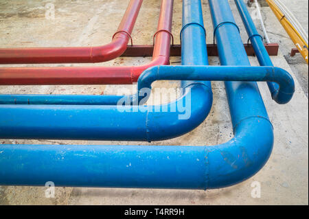 Wasserleitungen auf der Oberseite des Dachs von Gebäude Stockfoto