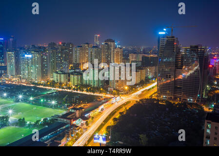 Luftaufnahme von Hanoi skyline Skyline bei Nacht. Le Van Luong - Khuat Duy Tien Schnittpunkt, Cau Giay Bezirk Stockfoto