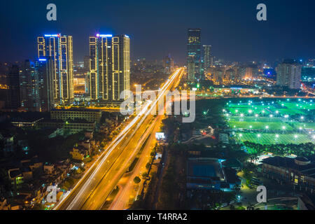 Luftaufnahme von Hanoi skyline Skyline bei Nacht. Le Van Luong - Khuat Duy Tien Schnittpunkt, Cau Giay Bezirk Stockfoto