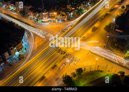 Luftaufnahme von Hanoi skyline Skyline bei Nacht. Le Van Luong - Khuat Duy Tien Schnittpunkt, Cau Giay Bezirk Stockfoto