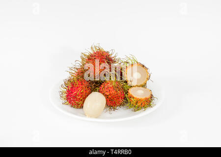 Platte der Früchte Rambutan (Nephelium lappaceum) auf weißem Hintergrund Stockfoto