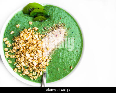 Gesunde Smoothie zum Frühstück, Kiwi, Chia, Flocken und grünes Gemüse, Blätter Stockfoto