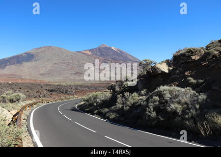 Straße in den Teide Nationalpark zu Mt. Pico del Teide auf der Insel Tenerfe auf den Kanarischen Inseln, Spanien Stockfoto