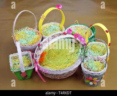 Ostern handgemachte Nest und Körbe aus Seil, Papier und Gemüse Samen gemacht. Feder hausgemachte arbeitet Konzept Stockfoto
