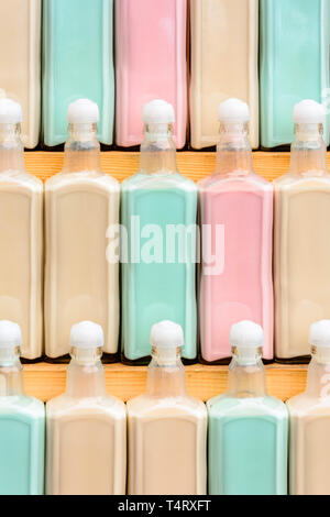 Wunderschön am Rack ursprünglichen farbigen Drinks in einer Zeile, fantastische Textur gelegt. 2019 Stockfoto