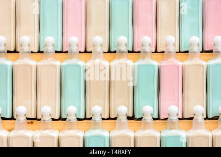 Wunderschön am Rack ursprünglichen farbigen Drinks in einer Zeile, fantastische Textur gelegt. 2019 Stockfoto