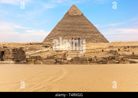 Die große Sphinx von Gizeh vor der Pyramide des Chephren, Ägypten. Stockfoto