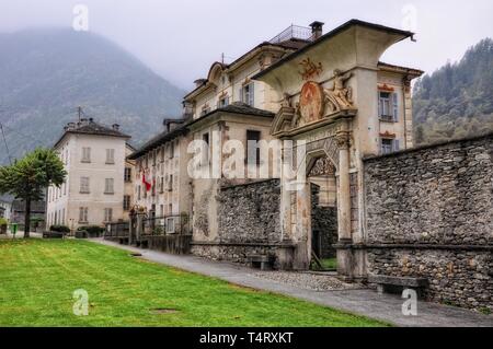 Alte Häuser und Berg in Cevio im Tessin, Schweiz. Stockfoto