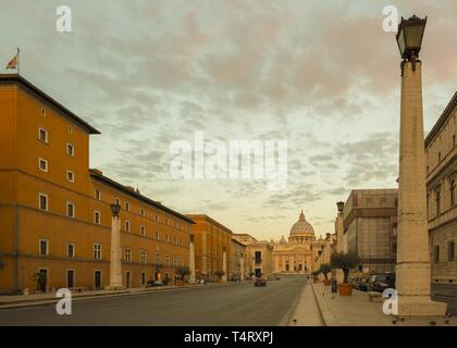Vatikan Stadt und Straße Via della Conciliazione in der Dämmerung in Rom, Italien. Stockfoto