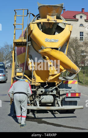 VILNIUS, LITAUEN - 13. APRIL 2019: Beton mischer Stetter auf einem Lkw Mercedes drive Reparaturen Equipment auf einer Straße der Stadt. Sonnigen Samstag Tag Stockfoto